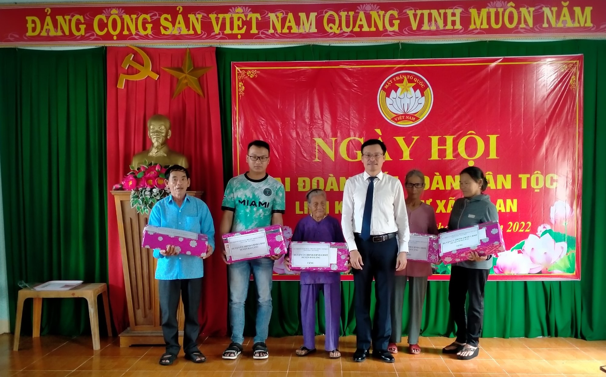 Đ/c Lê Đức Thịnh-Chủ tịch UBND huyện tặng quà cho hộ nghèo xã Hải An