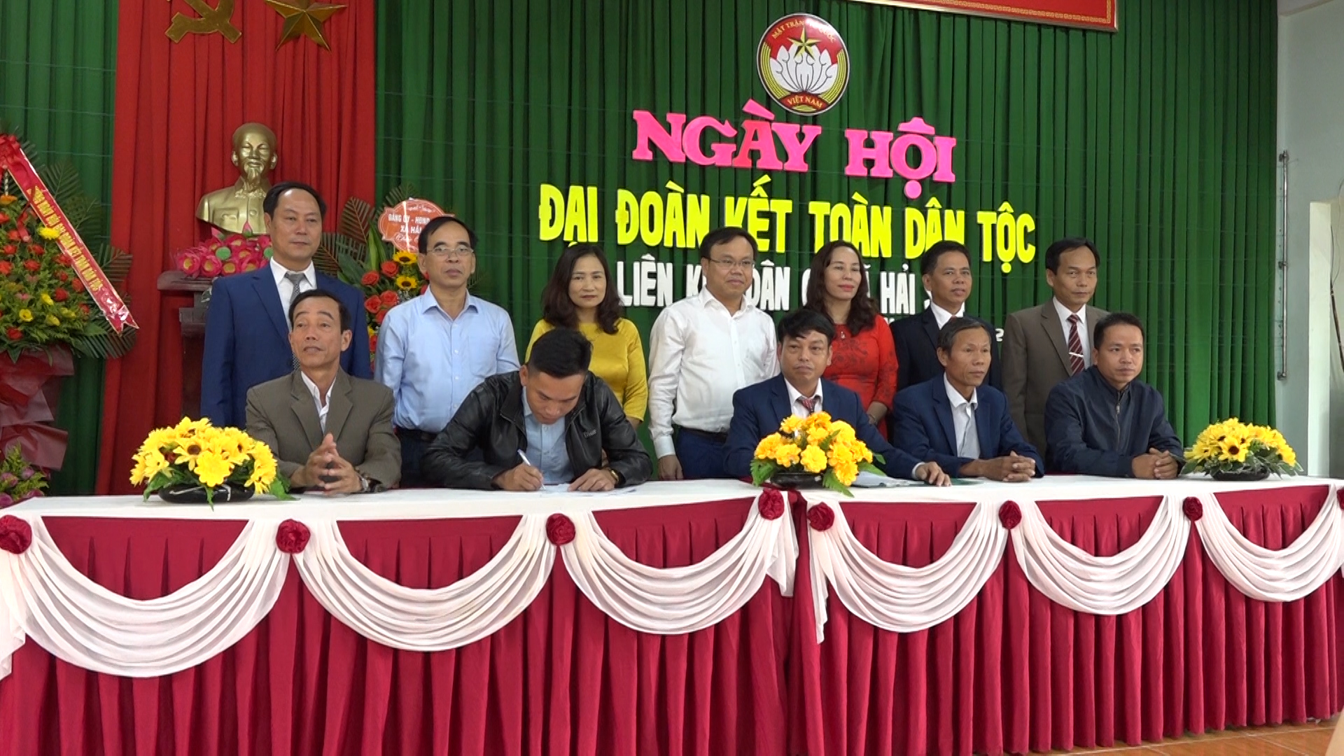 Các đ/c lãnh đạo tỉnh, huyện chứng kiến ký cam kết thực hiện các phong trào thi đua