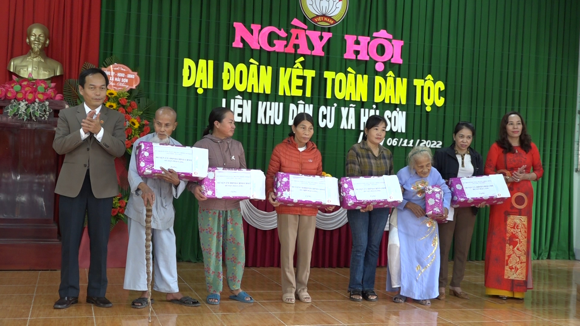 Các đ/c lãnh đạo huyện tặng quà cho hộ nghèo