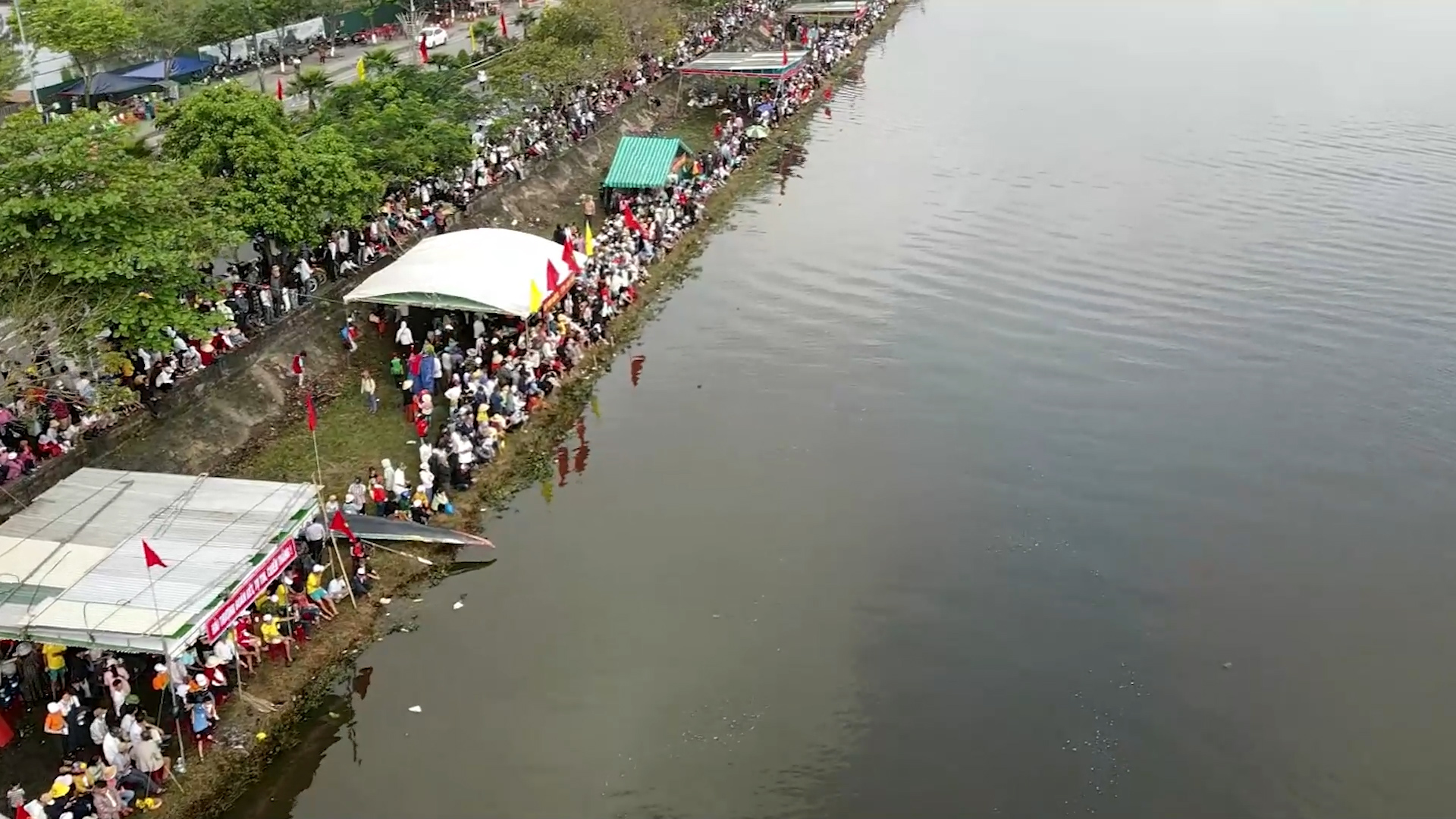 Khán giả đứng kín quanh hồ Nước chè cổ vũ cho các đội thuyền