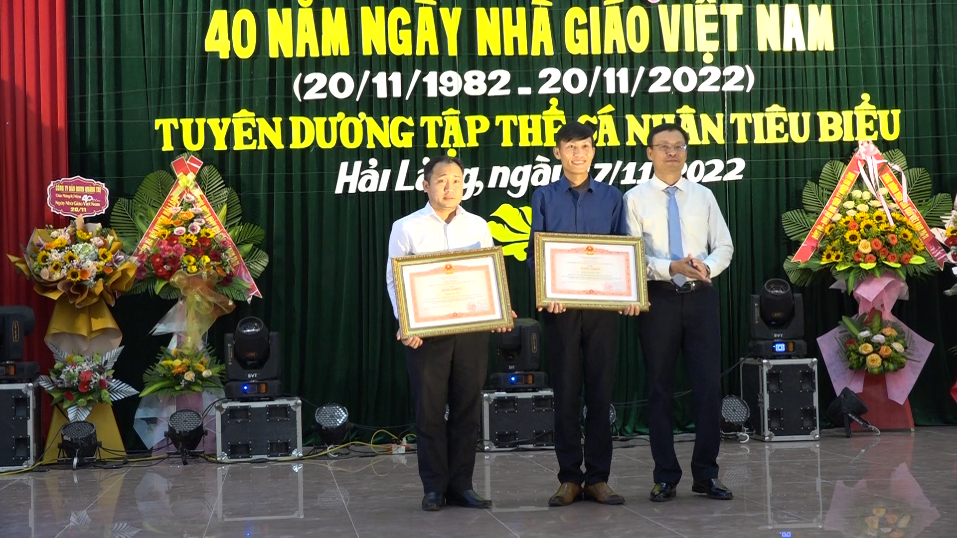 Đ/c Lê Đức Thịnh-Chủ tịch UBND huyện trao bằng khen của Thủ tướng Chính phủ cho 2 cá nhân