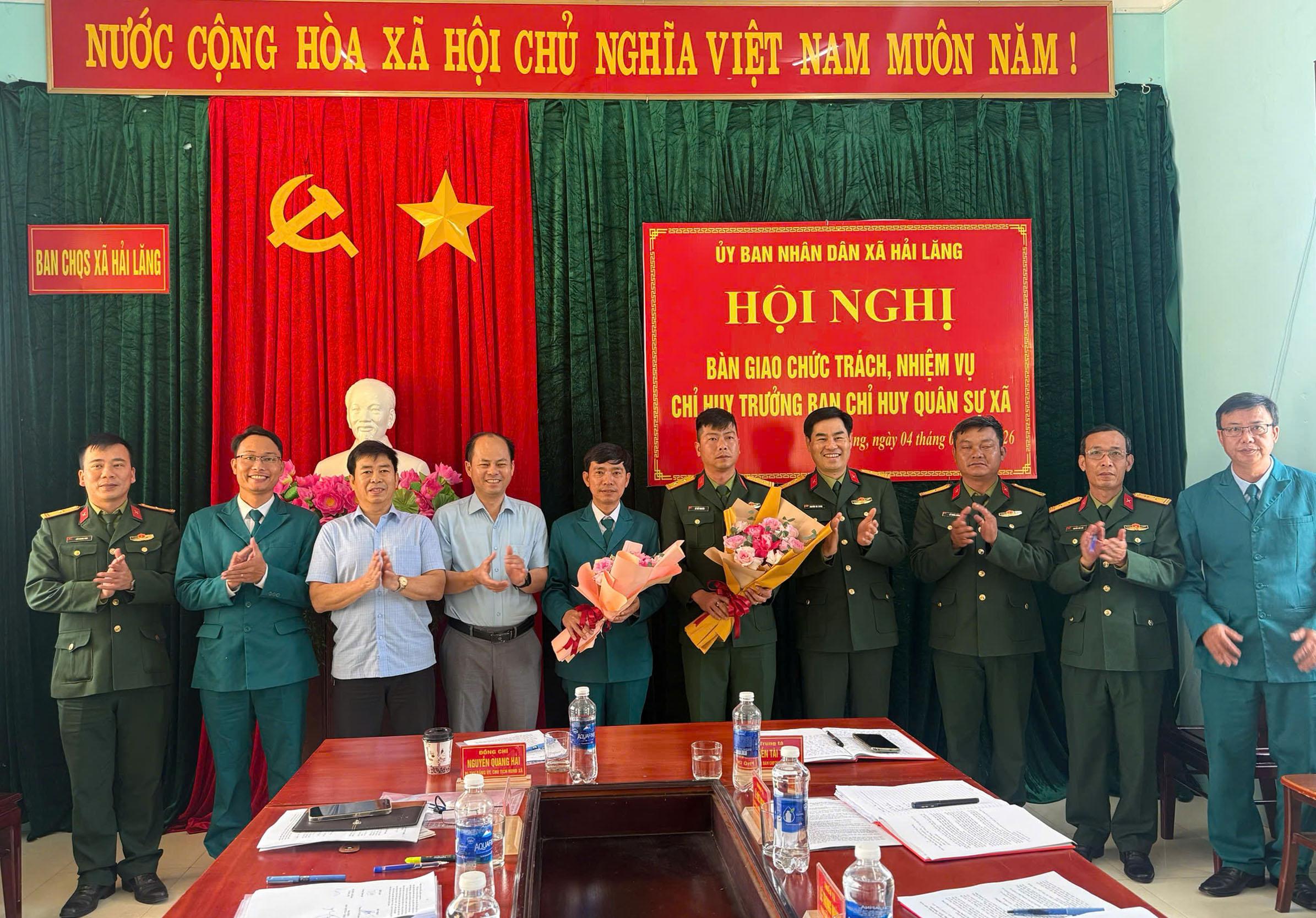 Bàn giao chức trách, nhiệm vụ Chỉ huy trưởng Ban Chỉ huy Quân sự xã Hải Lăng