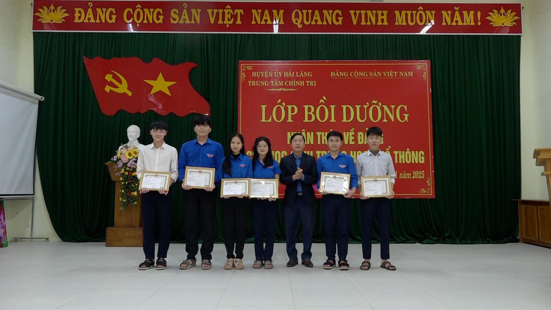 Bế giảng lớp bồi dưỡng nhận thức về Đảng cho học sinh THPT