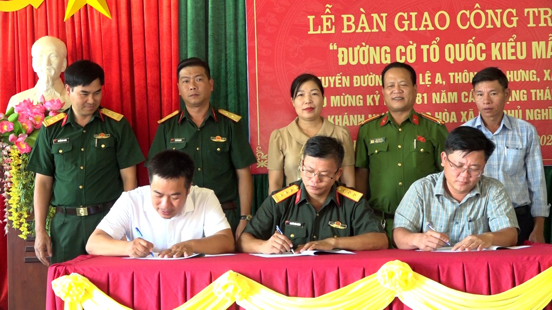 Bàn giao công trình “Đường cờ Tổ quốc kiểu mẫu” tại thôn Phú Hưng