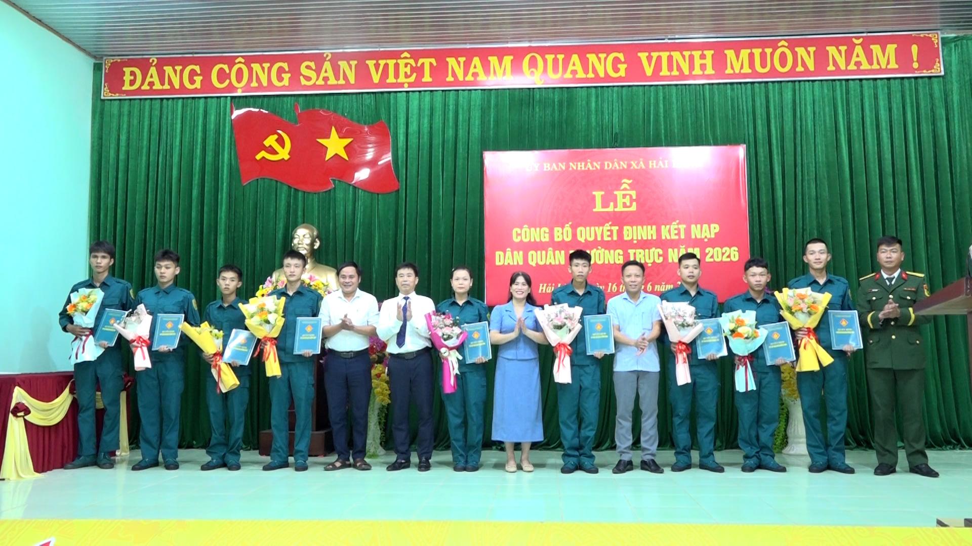 Công bố quyết định thành lập Tiểu đội dân quân thường trực năm 2026
