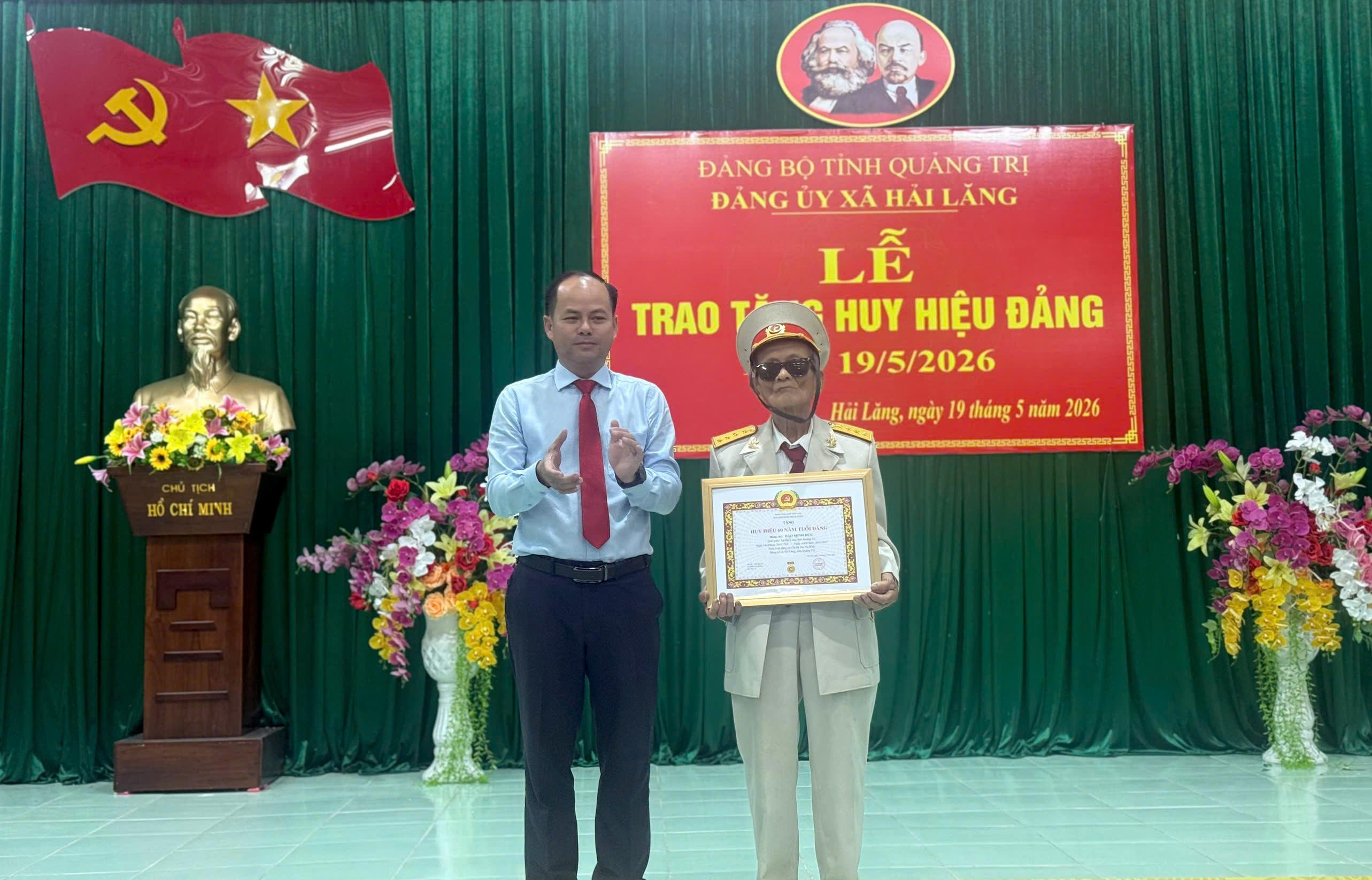 Xã Hải Lăng trao tặng huy hiệu Đảng đợt 19/5/2026