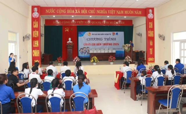 KBNN Hải Lăng cùng KBNN tỉnh tổ chức trao quà khuyến học cho các cháu có hoàn cảnh khó khăn trên...