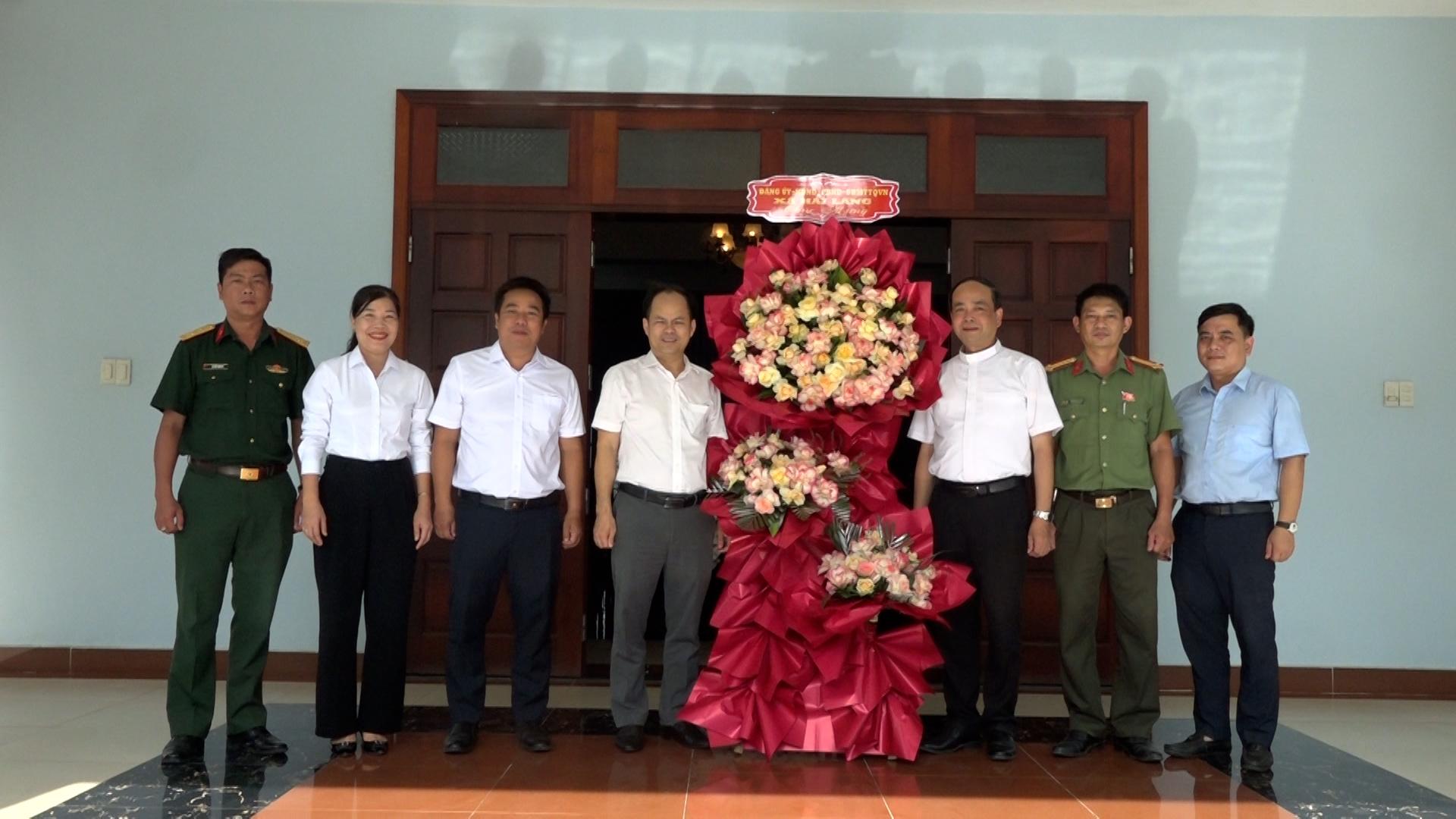 Lãnh đạo xã Hải Lăng thăm, chúc mừng Trung tâm Hành hương Đức Mẹ La Vang