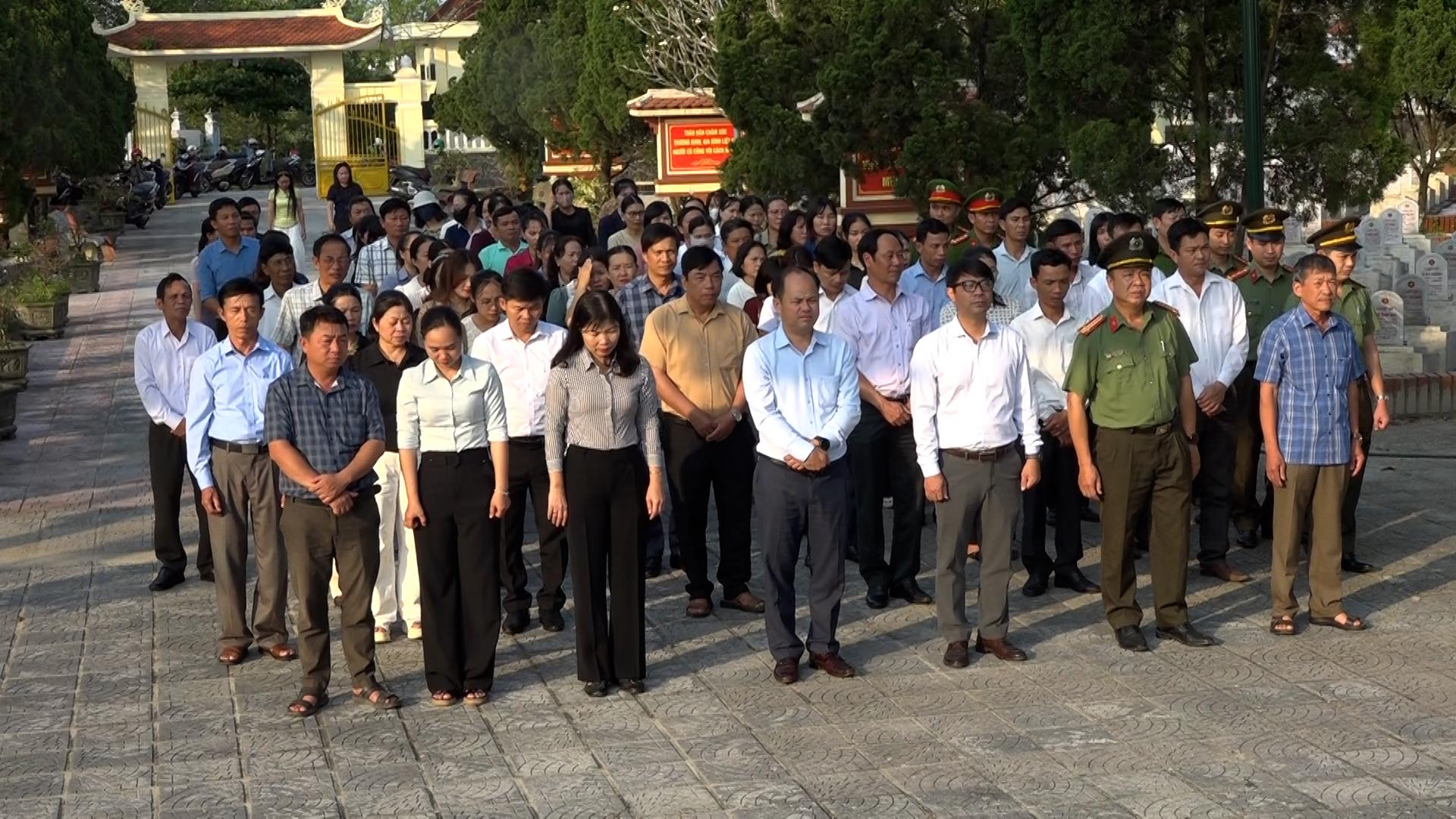 Lãnh đạo xã Hải Lăng dâng hương tri ân các anh hùng liệt sĩ nhân kỷ niệm 51 năm ngày giải phóng...