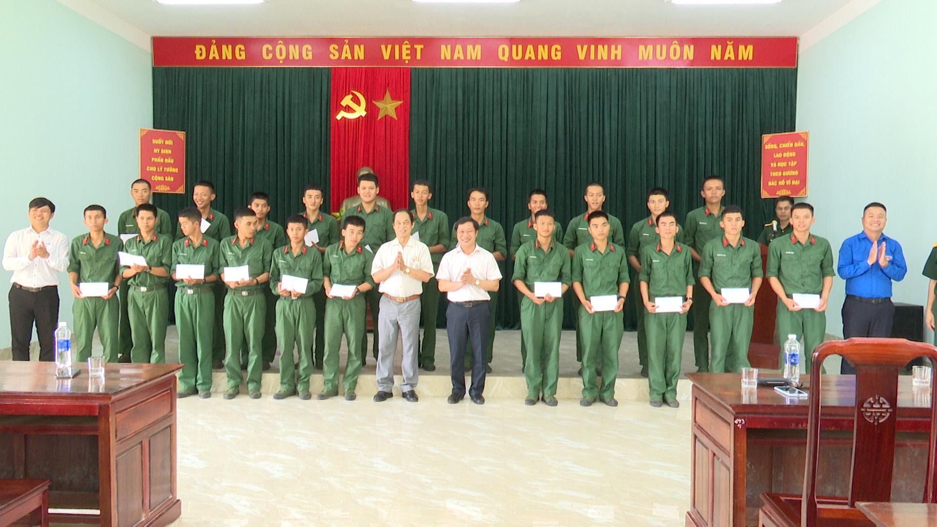 Lãnh đạo huyện Hải Lăng đi thăm, tặng quà chiến sĩ mới nhập ngũ năm 2024.