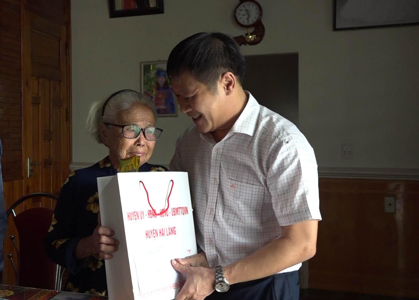 Lãnh đạo huyện Hải Lăng thăm, tặng quà gia đình chính sách
