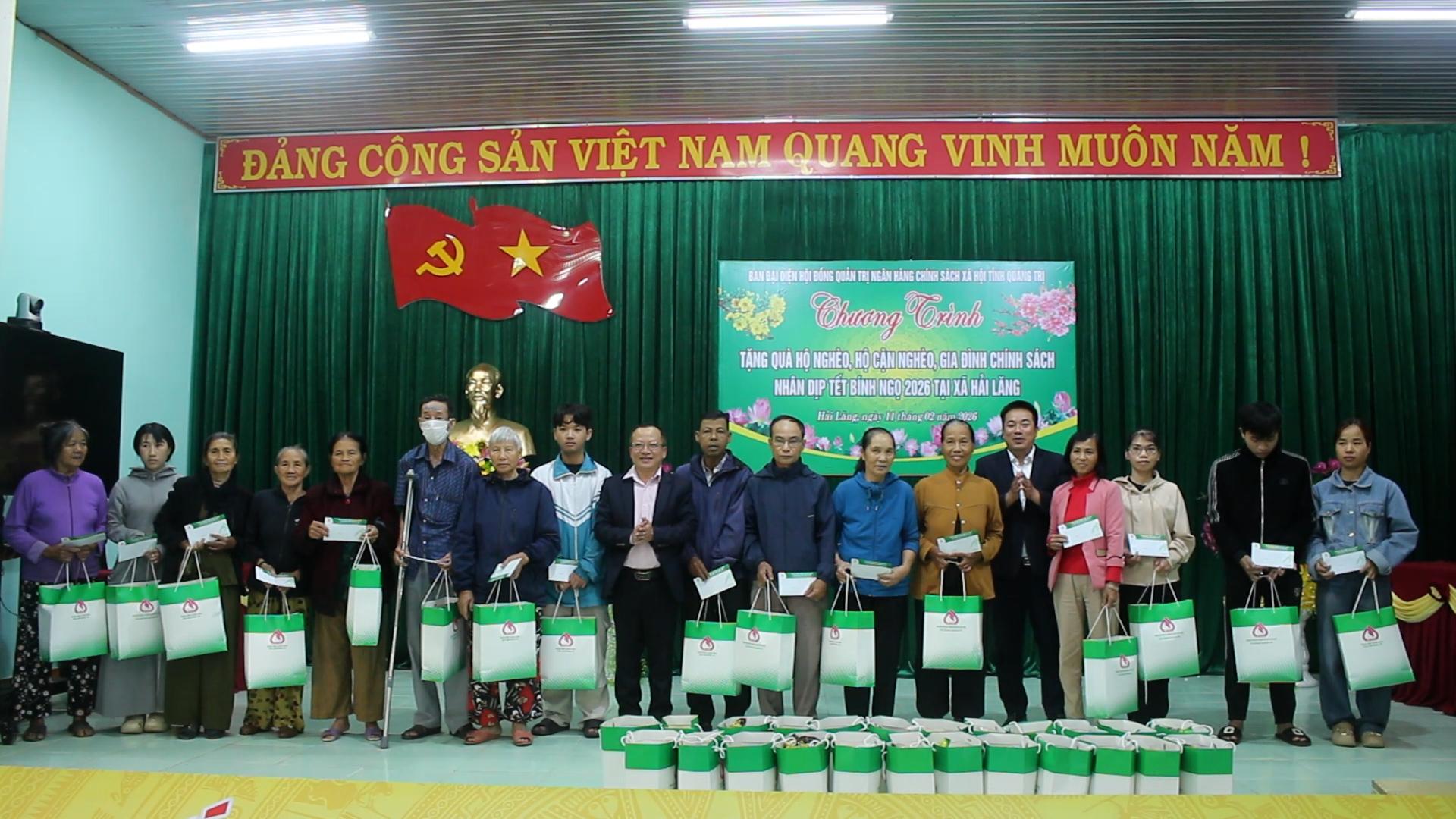 Ban đại diện HĐQT Ngân hàng CSXH tỉnh Quảng Trị trao quà cho hộ nghèo, hộ cận nghèo và hộ gia đình...